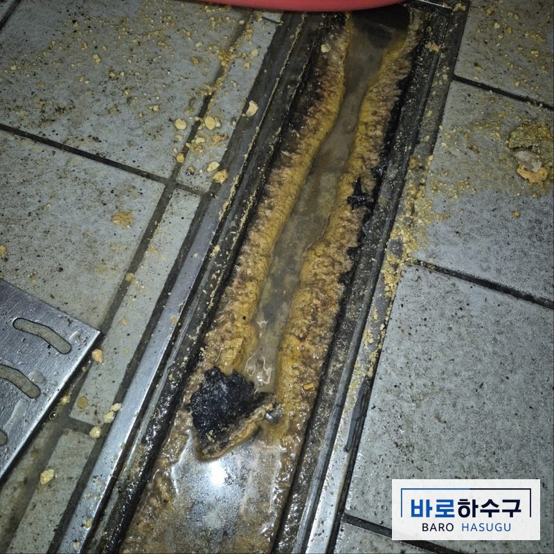 식당 주방 트렌치에 기름때와 찌꺼기가 덮여 물이 고인 상태 (수원 현장)
